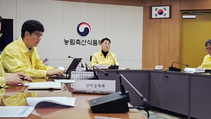 [세종=뉴시스] 아프리카돼지열병(ASF) 중앙사고수습본부(중수본)는 23일 경기 안성시 소재 돼지 농장에서 ASF가 확진됨에 따라 관계부처와 지방정부가 참여하는 회의를 열어 발생 상황과 방역 대책을 점검했다. (사진=농림축산식품부 제공) 2026.01.23. photo@newsis.com *재판매 및 DB 금지