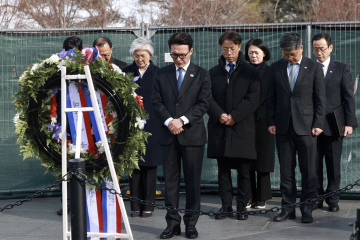 [서울=뉴시스] 김선웅 기자 = 미국을 방문 중인 김민석 국무총리가 22일(현지시간) 미국 워싱턴 DC 소재 미국 한국전쟁 참전기념공원을 찾아 헌화 및 묵념을 하고 있다. (사진=총리실 제공) 2026.01.23. photo@newsis.com *재판매 및 DB 금지