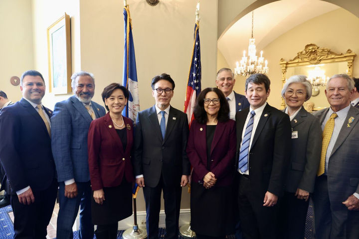 [서울=뉴시스] 김선웅 기자 = 미국을 방문 중인 김민석 국무총리가 22일(현지시간) 미국 워싱턴 DC 소재 미국 국회의사당에서 열린 미 하원 주요인사 초청 오찬 간담회에 참석해 하원 의원 및 강경화 주미 대사와 기념사진을 촬영하고 있다. (사진=총리실 제공) 2026.01.23. photo@newsis.com *재판매 및 DB 금지