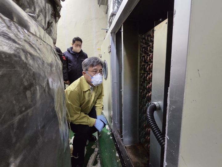 [서울=뉴시스] 허민 국가유산청장이 23일 오전 서울 종로구 국립고궁박물관 화재 현장을 방문해 피해 점검을 하고 있다. (사진=국가유산청 제공) 2026.01.23. photo@newsis.com *재판매 및 DB 금지