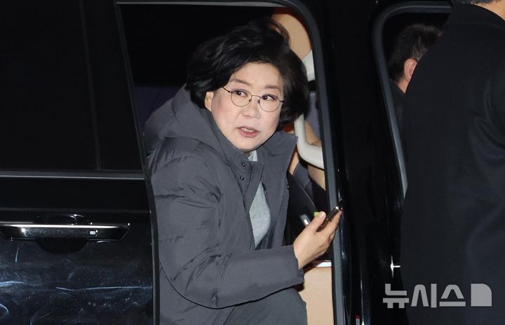 [서울=뉴시스] 조성봉 기자 = 이혜훈 기획예산처 장관 후보자가 23일 오전 서울 여의도 국회에서 열리는 인사청문회에 참석하기 위해 차량에서 내리고 있다. 2026.01.23. suncho21@newsis.com