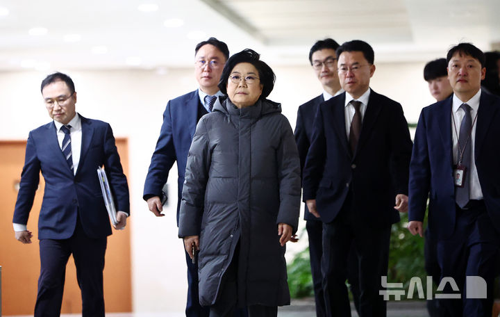 [서울=뉴시스] 김명년 기자 = 이혜훈 기획예산처 장관 후보자가 23일 오전 서울 여의도 국회 재정경제기획위원회 전체회의에서 열릴 인사청문회에 앞서 대기실로 향하고 있다. 2026.01.23. kmn@newsis.com