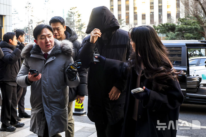 [서울=뉴시스] 정병혁 기자 = '1억원 공천헌금' 의혹 핵심 인물로 지목된 강선우 무소속 의원의 전 보좌관 남 모씨가 23일 서울 마포구 서울경찰청 공공범죄수사대에서 조사를 받기 위해 출석하고 있다. 2026.01.23. jhope@newsis.com