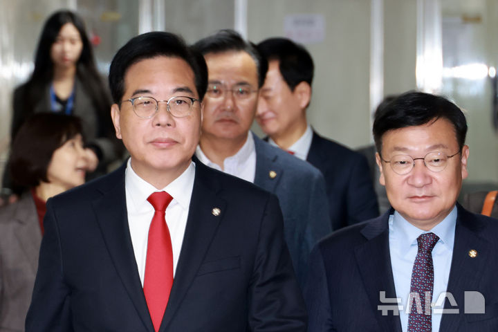 [서울=뉴시스] 고승민 기자 = 송언석 국민의힘 원내대표가 23일 서울 여의도 국회에서 열린 원내대책회의에 참석하고 있다. 2026.01.23. kkssmm99@newsis.com