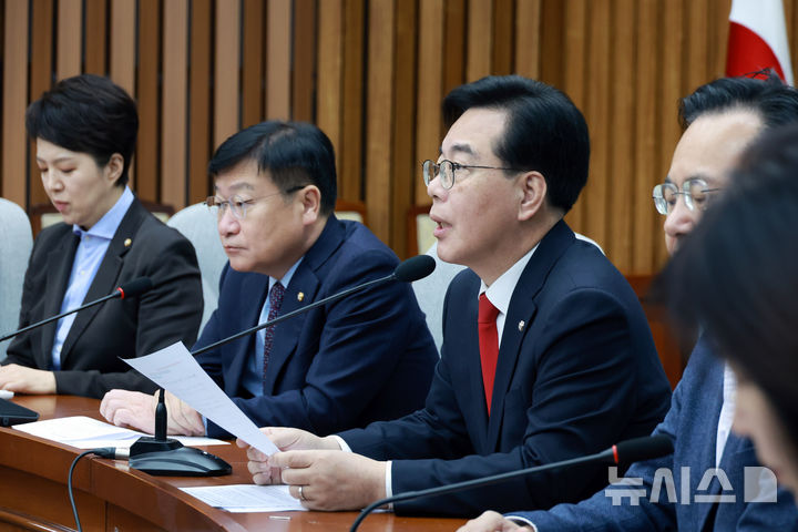 [서울=뉴시스] 고승민 기자 = 송언석 국민의힘 원내대표가 23일 서울 여의도 국회에서 열린 원내대책회의에서 발언하고 있다. 2026.01.23. kkssmm99@newsis.com