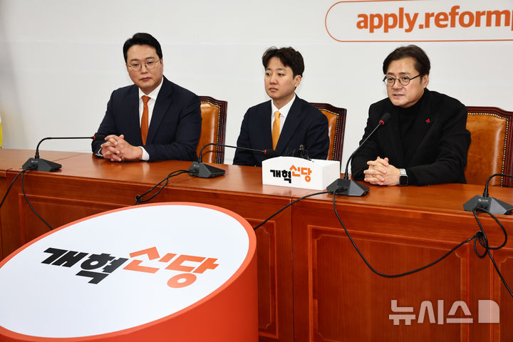 [서울=뉴시스] 김명년 기자 = 홍익표 대통령실 정무수석이 23일 오전 서울 여의도 국회에서 이준석 개혁신당 대표를 예방해 발언하고 있다. 2026.01.23. kmn@newsis.com