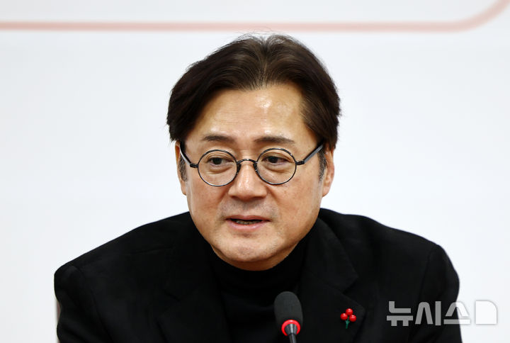 [서울=뉴시스] 김명년 기자 = 홍익표 대통령실 정무수석이 23일 오전 서울 여의도 국회에서 이준석 개혁신당 대표를 예방해 발언하고 있다. 2026.01.23. kmn@newsis.com