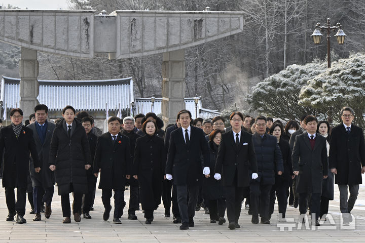 [광주=뉴시스] 박기웅 기자 = 조국 조국혁신당 대표가 23일 오전 광주 북구 운정동 국립5·18민주묘지를 찾아 참배를 하기 위해 추모탑으로 이동하고 있다. 참배를 마친 조 대표는 이날 방명록에 '오직 국민만 바라보고, 국민 뜻만 따르겠습니다'라고 적었다. 2026.01.23. pboxer@newsis.com