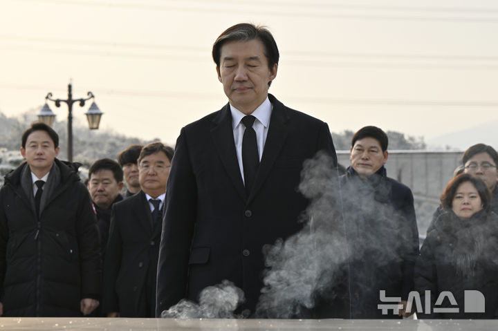 [광주=뉴시스] 박기웅 기자 = 조국 조국혁신당 대표가 23일 오전 광주 북구 운정동 국립5·18민주묘지를 찾아 참배하고 있다. 이날 참배를 마친 조 대표는 방명록에 '오직 국민만 바라보고, 국민 뜻만 따르겠습니다'라고 적었다. 2026.01.23. pboxer@newsis.com