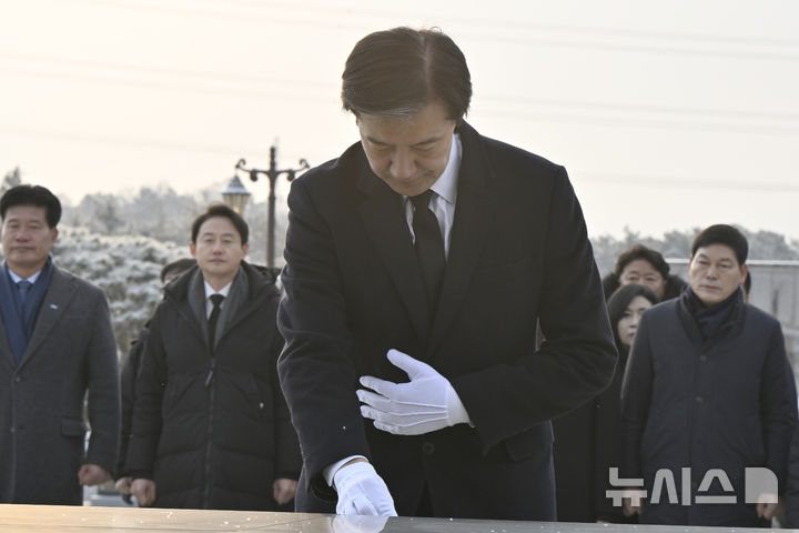 [광주=뉴시스] 박기웅 기자 = 조국 조국혁신당 대표가 23일 오전 광주 북구 운정동 국립5·18민주묘지를 찾아 추모탑 앞에서 분향하고 있다. 이날 참배를 마친 조 대표는 방명록에 '오직 국민만 바라보고, 국민 뜻만 따르겠습니다'라고 적었다. 2026.01.23. pboxer@newsis.com