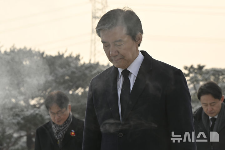 광주 5·18 민주묘지 참배한 조국 "오직 국민만 바라보고 국민 뜻만 따를 것" [뉴시스Pic]