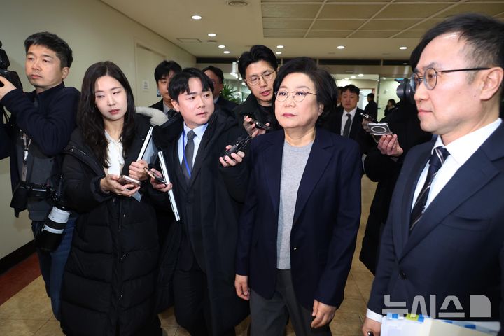 [서울=뉴시스] 조성봉 기자 = 이혜훈 기획예산처 장관 후보자가 23일 오전 서울 여의도 국회에서 열리는 인사청문회에 참석하기 위해 이동하며 취재진의 질문세례를 받고 있다. 2026.01.23. suncho21@newsis.com