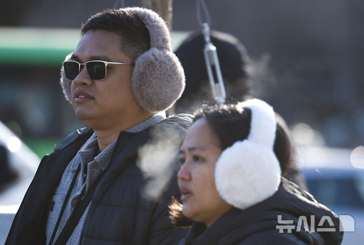 [서울=뉴시스] 정병혁 기자 = 영하권 추운 날씨가 이어진 23일 서울 종로구 광화문광장에서 두꺼운 옷차림을 한 여행객들이 이동하고 있다. 2026.01.23. jhope@newsis.com