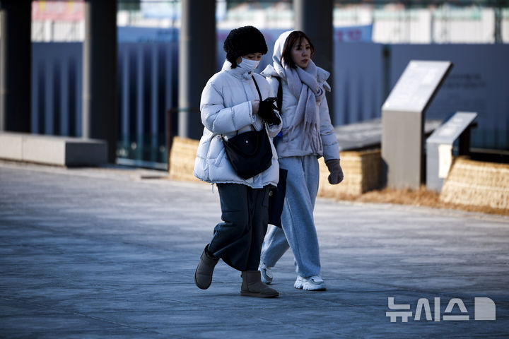 [서울=뉴시스] 정병혁 기자 = 영하권 추운 날씨가 이어진 23일 서울 종로구 광화문광장에서 두꺼운 옷차림을 한 여행객들이 이동하고 있다. 2026.01.23. jhope@newsis.com