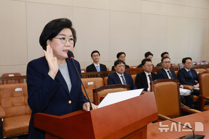 [서울=뉴시스] 고승민 기자 = 이혜훈 기획예산처 장관 후보자가 23일 서울 여의도 국회에서 열린 재정경제기획위원회의 인사청문회에서 선서를 하고 있다. 2026.01.23. kkssmm99@newsis.com