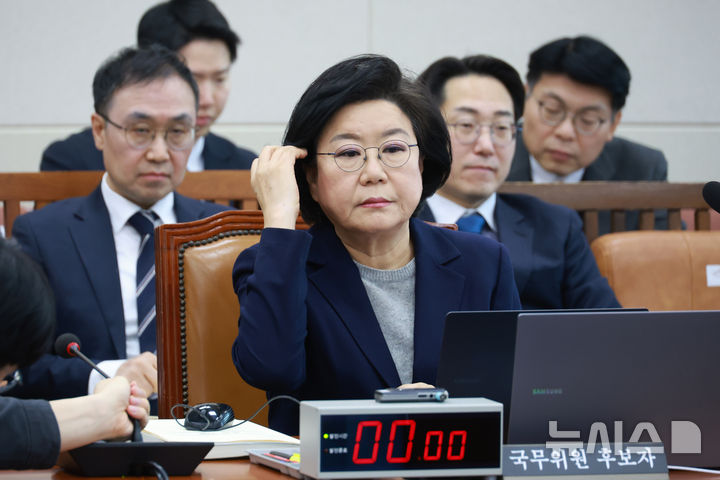 [서울=뉴시스] 고승민 기자 = 이혜훈 기획예산처 장관 후보자가 23일 서울 여의도 국회에서 열린 재정경제기획위원회의 인사청문회에서 머리카락을 넘기고 있다. 2026.01.23. kkssmm99@newsis.com