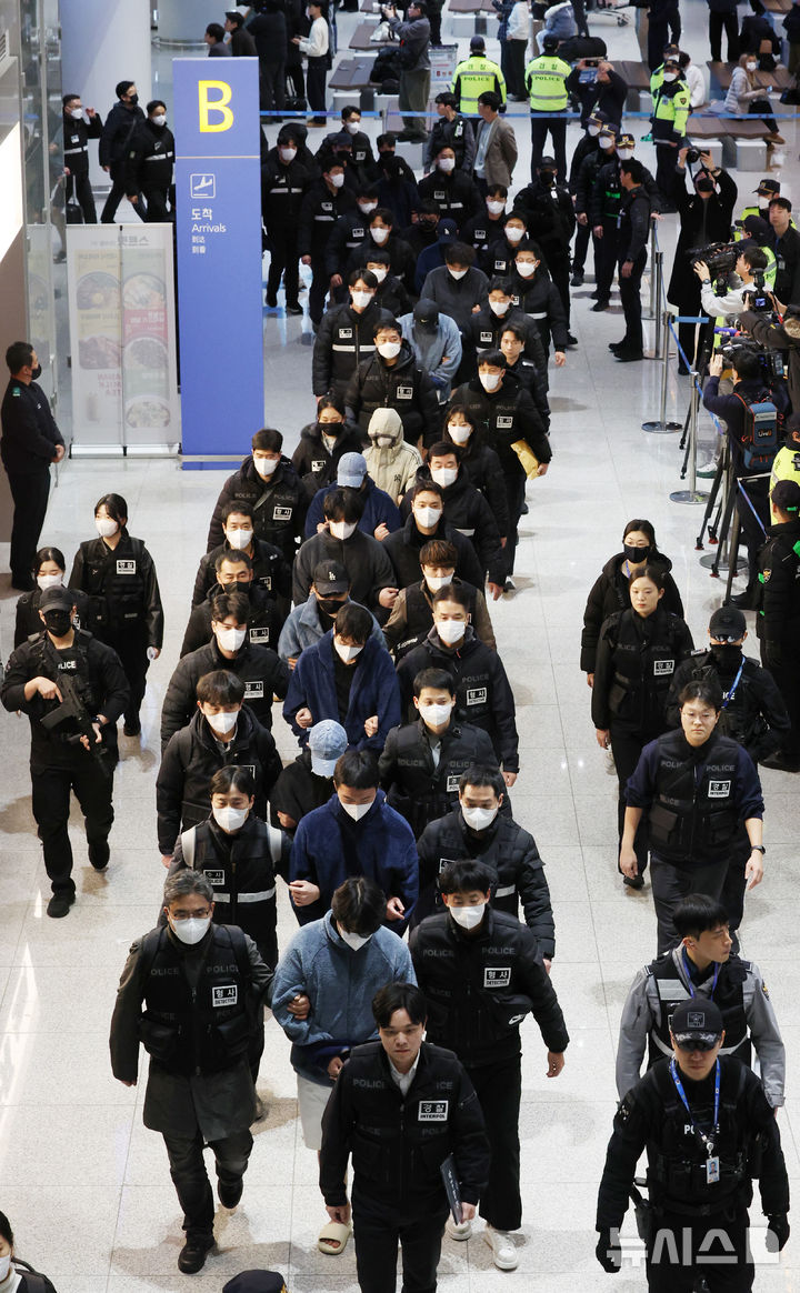 [인천공항=뉴시스] 김진아 기자 = 한국 국적 캄보디아 스캠조직 피의자들이 23일 오전 인천국제공항 제2터미널을 통해 강제 송환되고 있다.&nbsp; 초국가범죄 특별대응 TF는 캄보디아를 거점으로 우리 국민 869명에게 약 486억원을 편취한 한국 국적 피의자 73명을 강제 송환했다. 2026.01.23. bluesoda@newsis.com