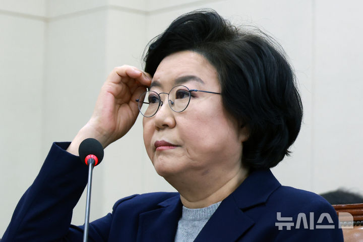 [서울=뉴시스] 고승민 기자 = 이혜훈 기획예산처 장관 후보자가 23일 서울 여의도 국회에서 열린 재정경제기획위원회의 인사청문회에서 의원 질의를 들으며 머리카락을 넘기고 있다. 2026.01.23. kkssmm99@newsis.com