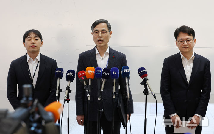 [인천공항=뉴시스] 김진아 기자 = 초국가범죄 특별대응 TF 유승렬 치안감이 23일 오전 인천국제공항 제2터미널에서 한국 국적 캄보디아 스캠조직 73명 강제 송환 브리핑을 하고 있다. 초국가범죄 특별대응 TF는 캄보디아를 거점으로 우리 국민 869명에게 약 486억원을 편취한 한국 국적 피의자 73명을 강제 송환했다. 2026.01.23. bluesoda@newsis.com