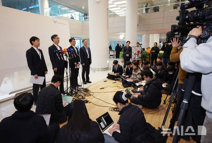 [인천공항=뉴시스] 김진아 기자 = 초국가범죄 특별대응 TF 유승렬 치안감이 23일 오전 인천국제공항 제2터미널에서 한국 국적 캄보디아 스캠조직 73명 강제 송환 브리핑을 하고 있다. 초국가범죄 특별대응 TF는 캄보디아를 거점으로 우리 국민 869명에게 약 486억원을 편취한 한국 국적 피의자 73명을 강제 송환했다. 2026.01.23. bluesoda@newsis.com
