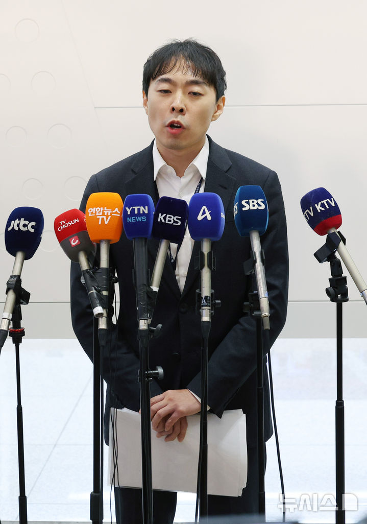 [인천공항=뉴시스] 김진아 기자 = 전성환 법무부 국제형사과 검사가 23일 오전 인천국제공항 제2터미널에서 한국 국적 캄보디아 스캠조직 73명 강제 송환 브리핑을 하고 있다. 초국가범죄 특별대응 TF는 캄보디아를 거점으로 우리 국민 869명에게 약 486억원을 편취한 한국 국적 피의자 73명을 강제 송환했다. 2026.01.23. bluesoda@newsis.com