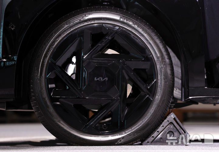 [서울=뉴시스] 홍효식 기자 = 지난 23일 서울 중구 동대문디자인플라자(DDP)에서 열린 기아 '디 올 뉴 셀토스' 미디어데이에서 소형 SUV '디 올 뉴 셀토스' 차량의 휠 모습. 2026.01.26. yesphoto@newsis.com