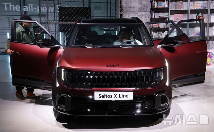 [서울=뉴시스] 홍효식 기자 = 지난 23일 서울 중구 동대문디자인플라자(DDP)에서 열린 기아 '디 올 뉴 셀토스' 미디어데이에서 소형 SUV '디 올 뉴 셀토스' 차량이 전시돼 있다. 2026.01.26. yesphoto@newsis.com