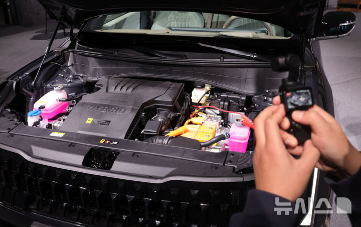 [서울=뉴시스] 홍효식 기자 = 지난 23일 서울 중구 동대문디자인플라자(DDP)에서 열린 기아 '디 올 뉴 셀토스' 미디어데이에서 소형 SUV '디 올 뉴 셀토스' 하이브리드 차량의 엔진 모습. 2026.01.26. yesphoto@newsis.com