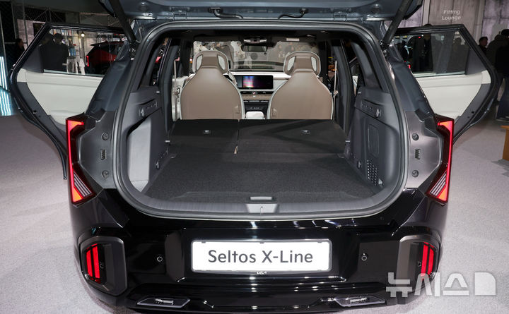 [서울=뉴시스] 홍효식 기자 = 지난 23일 서울 중구 동대문디자인플라자(DDP)에서 열린 기아 '디 올 뉴 셀토스' 미디어데이에서 소형 SUV '디 올 뉴 셀토스' 차량의 2열 시트 폴딩 모습. 2026.01.26. yesphoto@newsis.com