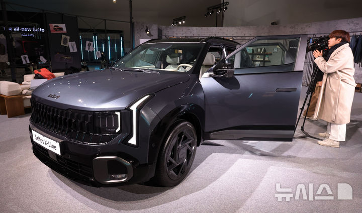 [서울=뉴시스] 홍효식 기자 = 지난 23일 서울 중구 동대문디자인플라자(DDP)에서 열린 기아 '디 올 뉴 셀토스' 미디어데이에서 소형 SUV '디 올 뉴 셀토스' 차량이 전시돼 있다. 2026.01.26. yesphoto@newsis.com