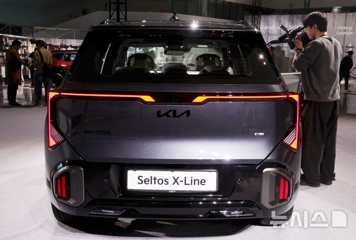 [서울=뉴시스] 홍효식 기자 = 지난 23일 서울 중구 동대문디자인플라자(DDP)에서 열린 기아 '디 올 뉴 셀토스' 미디어데이에서 소형 SUV '디 올 뉴 셀토스' 차량이 전시돼 있다. 2026.01.26. yesphoto@newsis.com