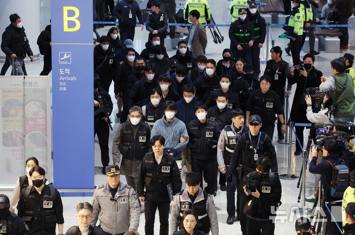 충남경찰, 캄보디아 송환 로맨스스캠 조직원 17명 전원 구속