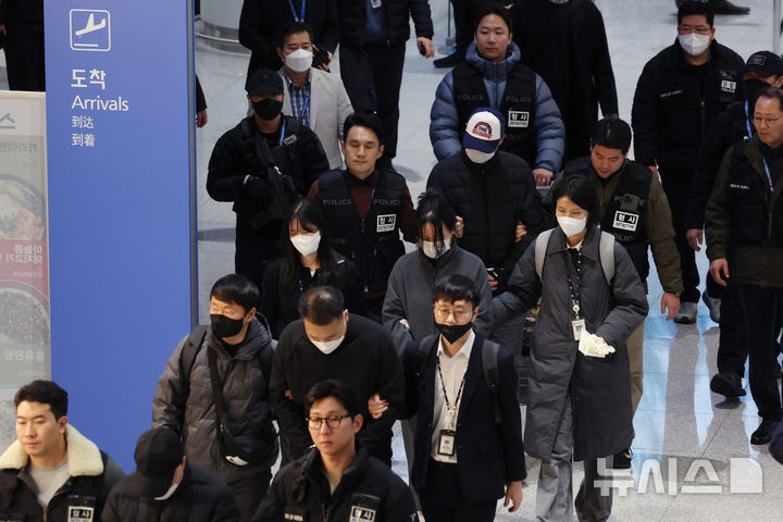 [인천공항=뉴시스] 김진아 기자 = 한국 국적 캄보디아 스캠조직 피의자들이 23일 오전 인천국제공항 제2터미널을 통해 강제 송환되고 있다. 초국가범죄 특별대응 TF는 캄보디아를 거점으로 우리 국민 869명에게 약 486억원을 편취한 한국 국적 피의자 73명을 강제 송환했다. 2026.01.23. bluesoda@newsis.com