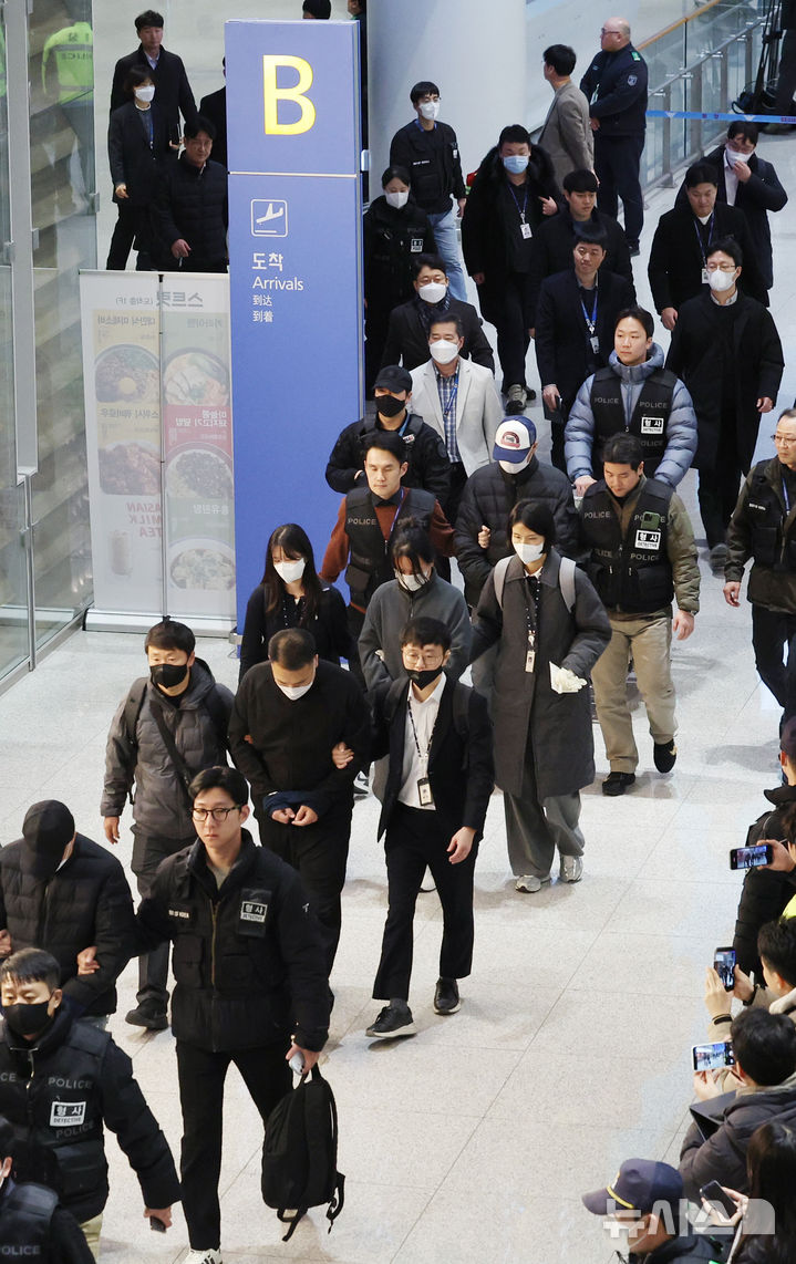 [인천공항=뉴시스] 김진아 기자 = 한국 국적 캄보디아 스캠조직 피의자들이 23일 오전 인천국제공항 제2터미널을 통해 강제 송환되고 있다. 초국가범죄 특별대응 TF는 캄보디아를 거점으로 우리 국민 869명에게 약 486억원을 편취한 한국 국적 피의자 73명을 강제 송환했다. 2026.01.23. bluesoda@newsis.com