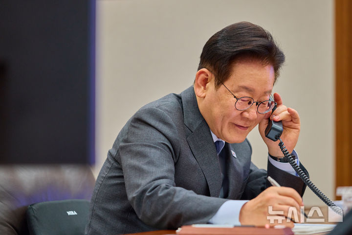 [서울=뉴시스] 이재명 대통령이 20일 청와대에서 타밈 빈 하마드 알 싸니 카타르 국왕과 전화 통화를 하고 있다. (사진=청와대 제공) 2026.01.20. photo@newsis.com *재판매 및 DB 금지