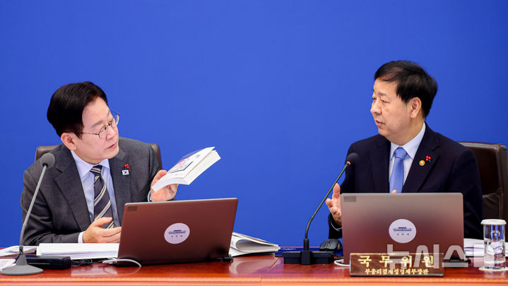 [서울=뉴시스] 고범준 기자 = 이재명 대통령과 구윤철 경제부총리 겸 재정경제부 장관이 20일 청와대에서 열린 국무회의에서 정책 자료집에 대해 대화하고 있다. 2026.01.20. bjko@newsis.com