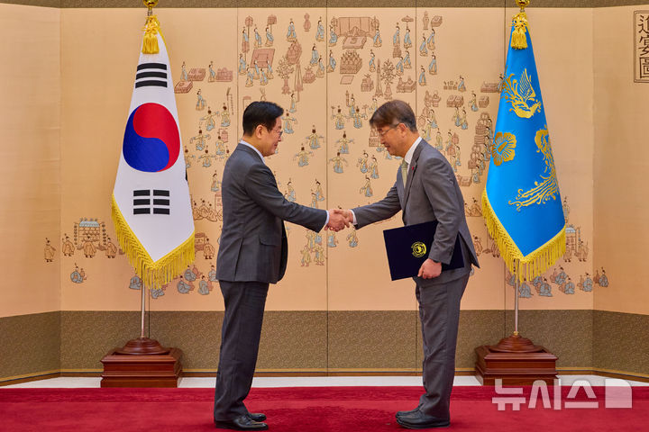 [서울=뉴시스] 최동준 기자 = 이재명 대통령이 20일 청와대에서 김지형 경제사회노동위원회 위원장에게 임명장을 수여하고 있다. (사진=청와대 제공) 2026.01.20. photo@newsis.com *재판매 및 DB 금지