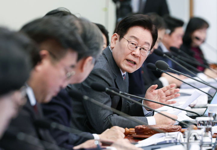 [서울=뉴시스] 고범준 기자 = 이재명 대통령이 20일 청와대에서 열린 국무회의에서 발언하고 있다. 2026.01.20. bjko@newsis.com