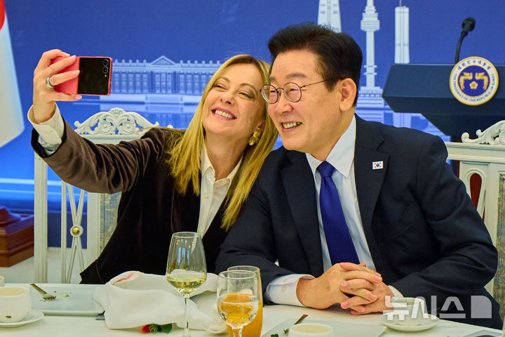 [서울=뉴시스] 이재명 대통령과 조르자 멜로니 이탈리아 총리가 19일 청와대에서 열린 한-이탈리아 공식오찬에서 이 대통령이 멜로니 총리께 선물한 삼성 갤럭시 Z플립7 핑크로 셀카를 찍고 있다. (사진=청와대 제공) 2026.01.19. photo@newsis.com *재판매 및 DB 금지