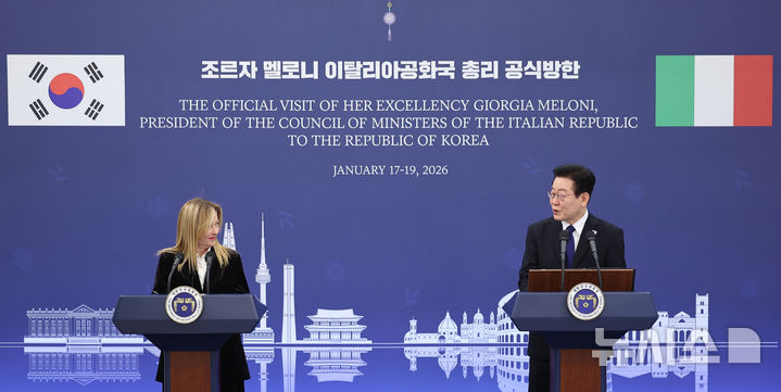 [서울=뉴시스] 최동준 기자 = 이재명 대통령과 조르자 멜로니 이탈리아 총리가 19일 청와대에서 한-이탈리아 공동언론발표를 하고 있다. 2026.01.19. photocdj@newsis.com