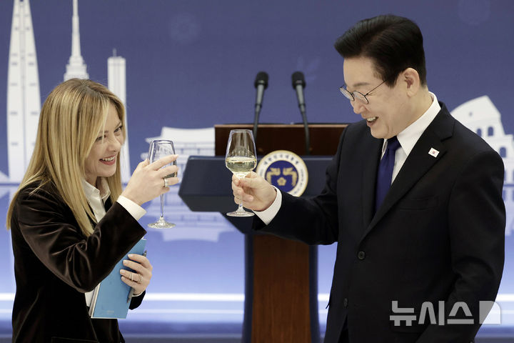 [서울=뉴시스] 최동준 기자 = 이재명 대통령과 조르자 멜로니 이탈리아 총리가 19일 청와대에서 열린 한-이탈리아 공식오찬에서 건배를 하고 있다. 2026.01.19. photocdj@newsis.com