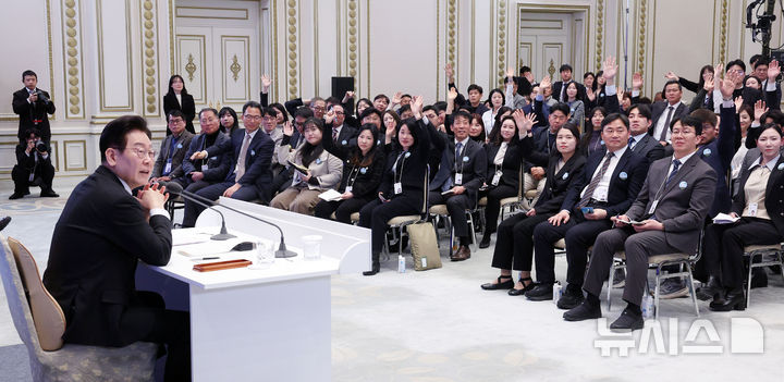 [서울=뉴시스] 고범준 기자 = 이재명 대통령이 21일 청와대 영빈관에서 열린 2026년 신년 기자회견에서 질문을 받고 있다. 2026.01.21. bjko@newsis.com