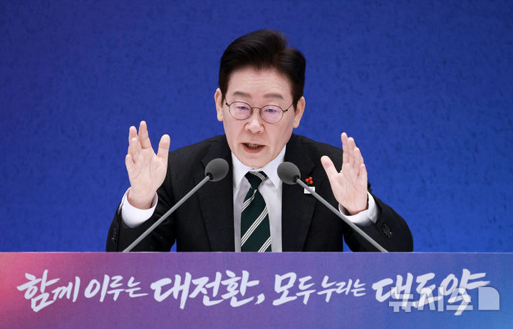 [서울=뉴시스] 고범준 기자 = 이재명 대통령이 21일 청와대 영빈관에서 열린 2026년 신년 기자회견에서 발언하고 있다. 2026.01.21. bjko@newsis.com