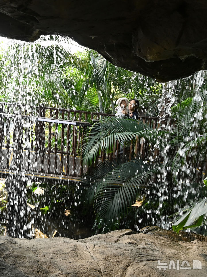 [수원=뉴시스] 김종택 기자 = 강추위가 이어지고 있는 23일 경기 수원시 국립농업박물관을 찾은 시민들이 가벼운 옷차림으로 식물원 내 온실을 둘러보고 있다.기상청은 이날 충청과 남부지방에 내려진 한파특보가 일부 해제되는 등 동장군 기세가 다소 누그러지겠다고 예보했다. 2026.01.23. jtk@newsis.com