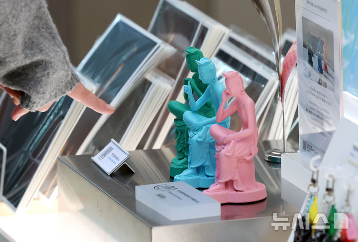 DS)'를 살펴보고 있다.국립박물관문화재단에 따르면 2025년 '뮷즈'의 연간 매출액은 413억 3700만원으로, 2021년(65억9100만원) 보다 6배 이상 증가했다. 2026.01.23. xconfind@newsis.com