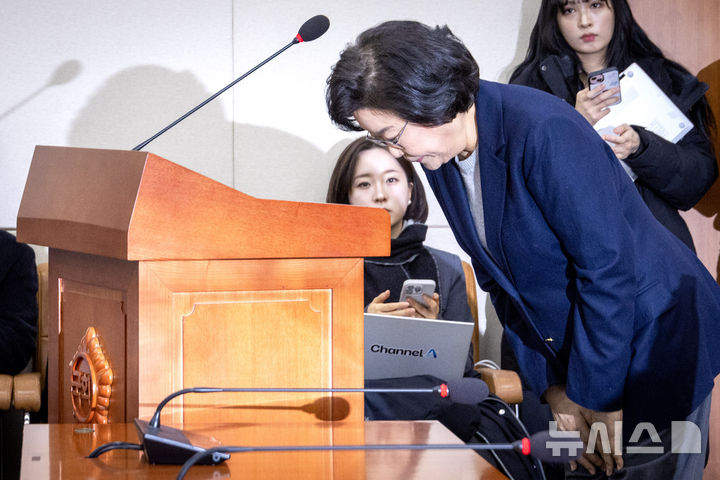 [서울=뉴시스] 고승민 기자 = 이혜훈 기획예산처 장관 후보자가 23일 오전 서울 여의도 국회 재정경제기획위원회 전체회의에서 열린 인사청문회에서 모두발언 도중 성숙하지 못한 언행해 대해 고개 숙여 사과하고 있다.(공동취재) 2026.01.23. photo@newsis.com