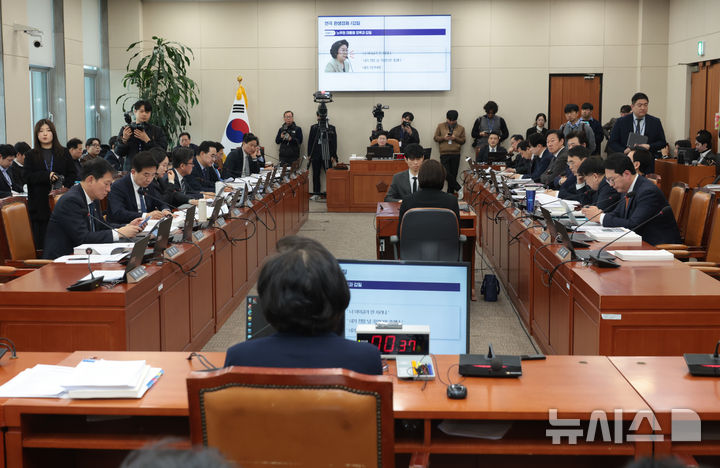 [서울=뉴시스] 고승민 기자 = 이혜훈 기획예산처 장관 후보자가 23일 오전 서울 여의도 국회 재정경제기획위원회 전체회의에서 열린 인사청문회에서 의원 질의에 답변하고 있다.(공동취재) 2026.01.23. photo@newsis.com