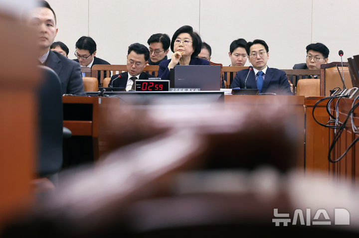 [서울=뉴시스] 고승민 기자 = 이혜훈 기획예산처 장관 후보자가 23일 오전 서울 여의도 국회 재정경제기획위원회 전체회의에서 열린 인사청문회에 출석해 있다.(공동취재) 2026.01.23. photo@newsis.com