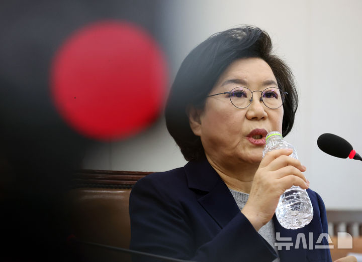 [서울=뉴시스] 고승민 기자 = 이혜훈 기획예산처 장관 후보자가 23일 오전 서울 여의도 국회 재정경제기획위원회 전체회의에서 열린 인사청문회에서 물을 마시고 있다.(공동취재) 2026.01.23. photo@newsis.com