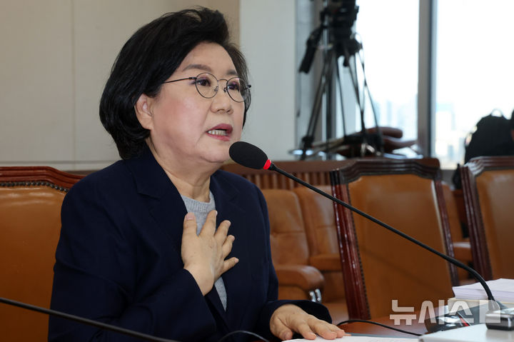 [서울=뉴시스] 고승민 기자 = 이혜훈 기획예산처 장관 후보자가 23일 오전 서울 여의도 국회 재정경제기획위원회 전체회의에서 열린 인사청문회에서 의원 질의에 답변하고 있다.(공동취재) 2026.01.23. photo@newsis.com